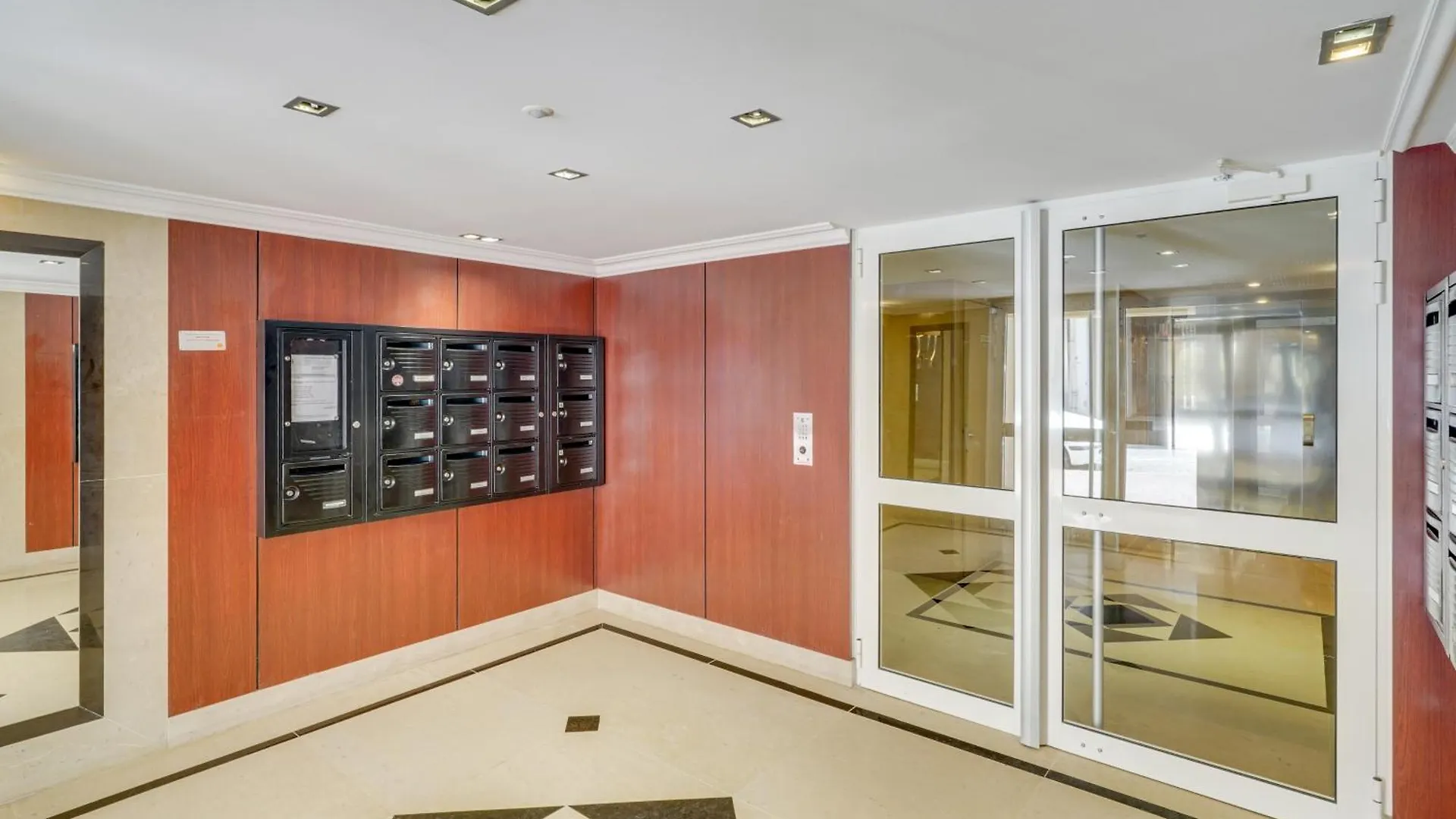 Le Galet, Appartement De Standing, Hyper Centre, Parking Prive, A 100 M De La Mer Antibes